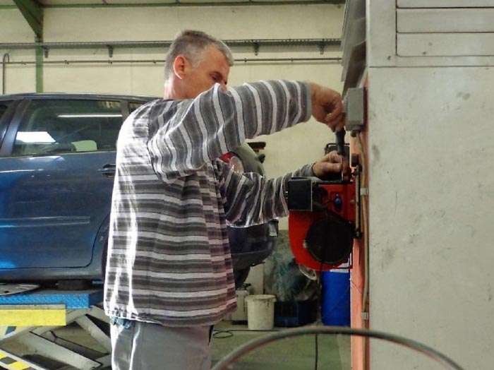 Consultez la chantier : ramoneur  - entretien sav  chaudière fioul à air chaud dans un garage automobiles à roquemaure 30 gard - 84 vaucluse