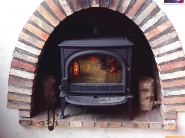 Installation Poêle à bois bûche de marque JOTUL par une entreprise certifiée RGE QualiBois