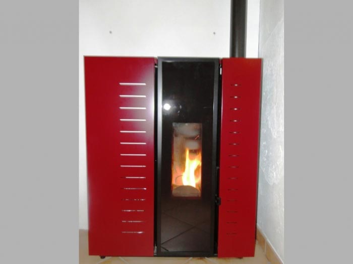 Consultez la chantier : poêle à granulés de bois cmg caminetti montegrapa fit 9 kw habillage acier rouge à prelles 05 hautes alpes région paca
