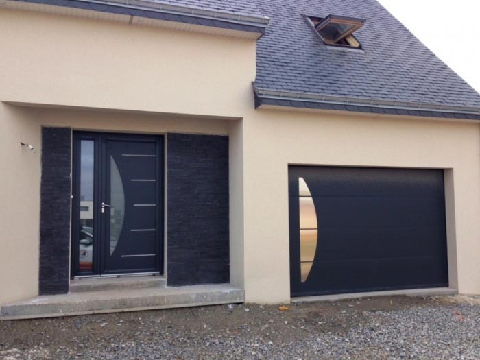 Consultez la chantier : porte d'entrée et porte de garage associées - région bretagne