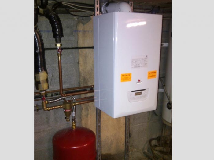 chaudière gaz condensation de marque saunier duval modèle thema plus condens f35 à 38300 bourgoin jallieu 38 isère région rhône alpes