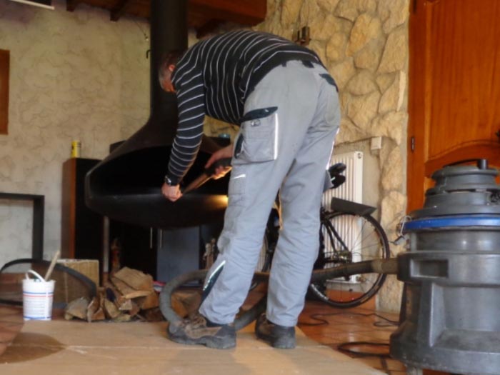 ramoneur - ramonage d'un poêle bois bûches à pujaut 30 gard et 84 vaucluse