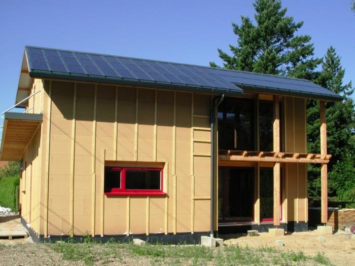 Consultez la chantier : capteurs solaires thermiques et photovoltaïques clipsol sur un pan de toiture d'une maison neuve, appoint par poêle à granulés hydraulique, à golbey 88 vosges