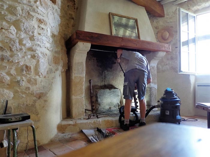 Ramoneur 30 Gard et 84 Vaucluse - Ramonage Debistrage cheminée foyer ouvert à St Victor la Coste