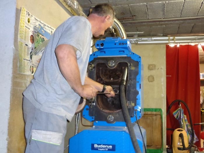 Consultez la chantier : ramoneur eco artisan gard 30 et vvaucluse 84 - ramonage et entretien chaudière fioul buderus à roquemaure 30150