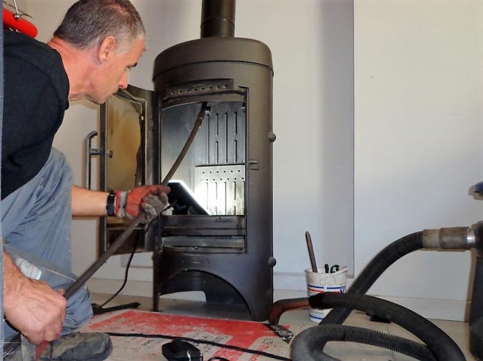entreprise de ramonage 30 gard et 84 vaucluse - ramoneur qualibois - débistrage et ramonage poêle bois invicta à roquemaure
