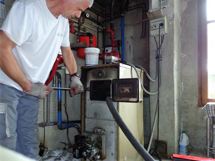 Consultez la chantier : entreprise de ramonage 30 gard et 84 vaucluse - qualifioul rge - entretien sav chaudière fioul à roquemaure 30150