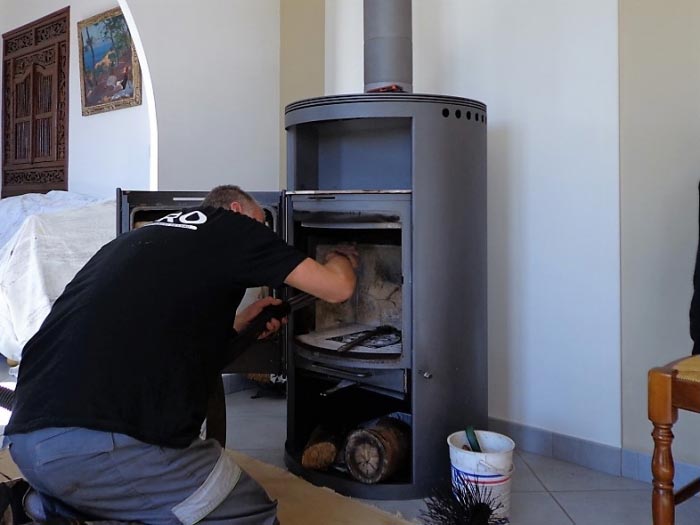 entreprise de ramonage 30 gard et 84 vaucluse - ramoneur qualibois - débistrage et ramonage poêle bois supra à roquemaure