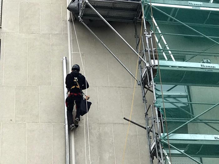 Réfection d'une gouttière et d'une descente de gouttière en cordisme sur 25 mètres de hauteur à Saint-Cloud, 92210, Ile de France