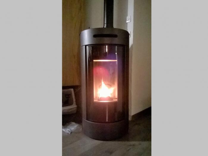 Consultez la chantier :  poêle à granulés de bois de marque cmg caminetti montegrapa lp 6 kw ilegris en ceramique à briancon 05