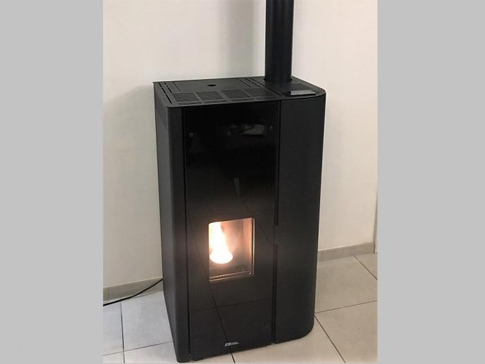 installation d'un poêle à granulés de bois (pellets) fonte flamme albia 8