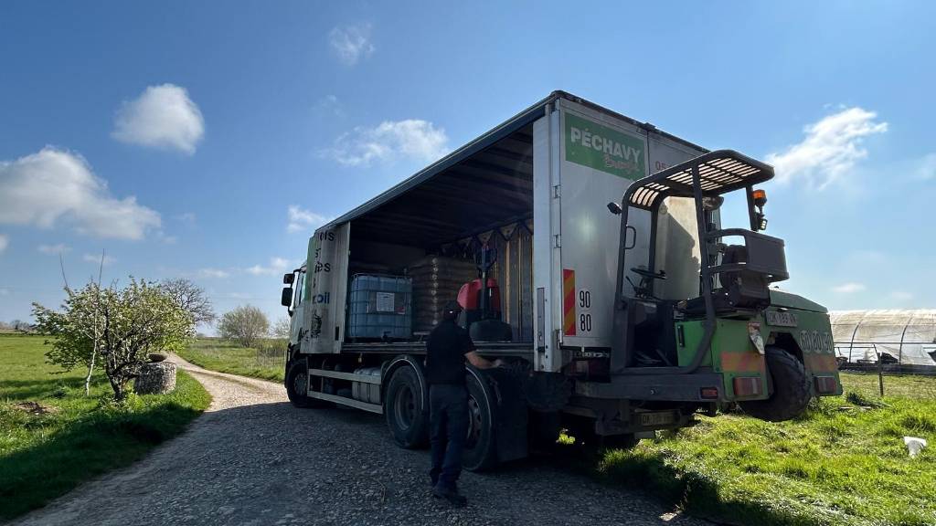 Livraison de granulés de bois pour poêle bicombustible Klover – Granulés de bois pour poêle Klover hybride bois/pellets par Péchavy Energie Bois 