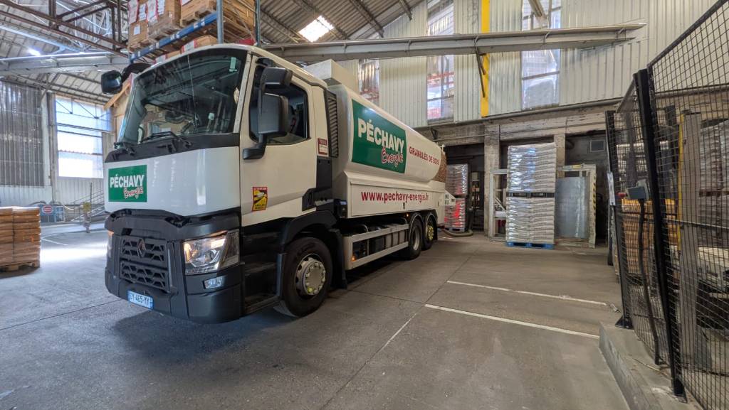 Livraison de 7 tonnes de pellets dans le Gers à Sainte-Christie : les coulisses d'une livraison de granulés de bois en vrac par Péchavy-Gers (32)