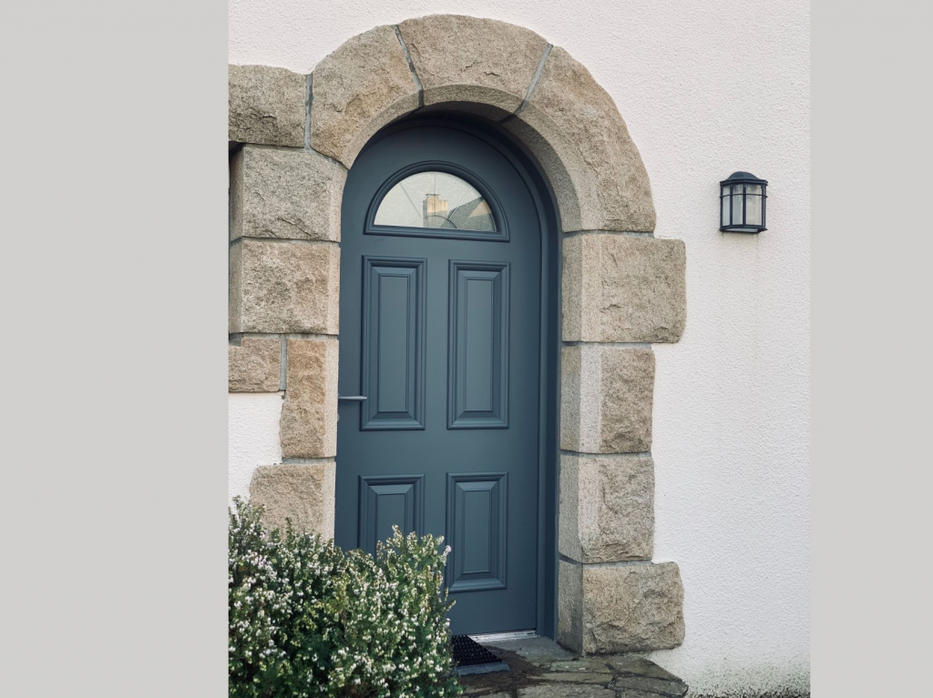pose d'un porte d'entrée cintrée