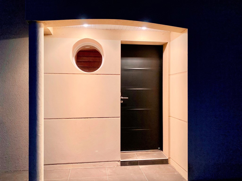 pose d'une porte d'entrée en alu