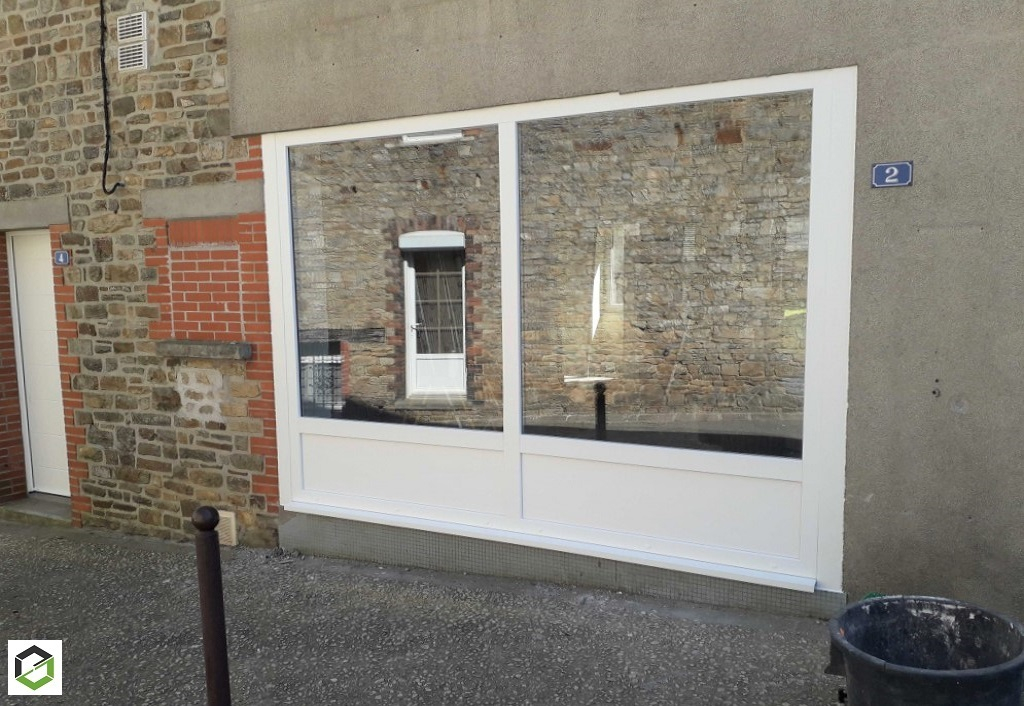 Consultez la chantier : pose de fenêtres pvc (baie vitrée avec chassis fixe) près de bain-de-bretagne