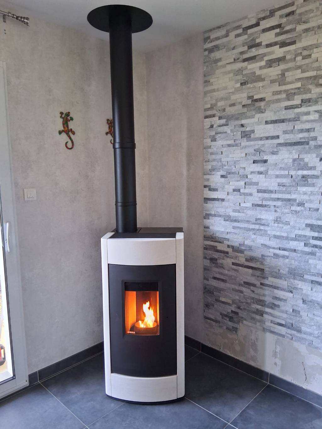 Installation d'un poêle à granulé RIKA Revo II Pierre blanche