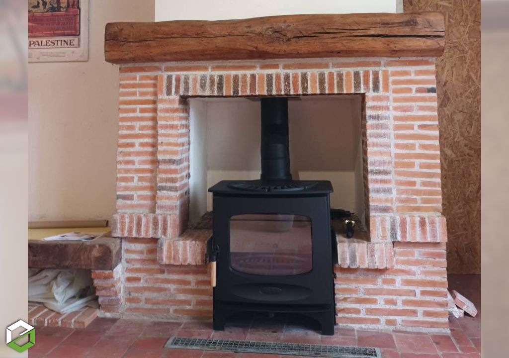 Installation d'un poêle à bois Charnwood C-Seven par un installateur RGE