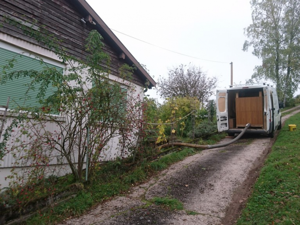 Livraison de granulés de bois avec accès limité