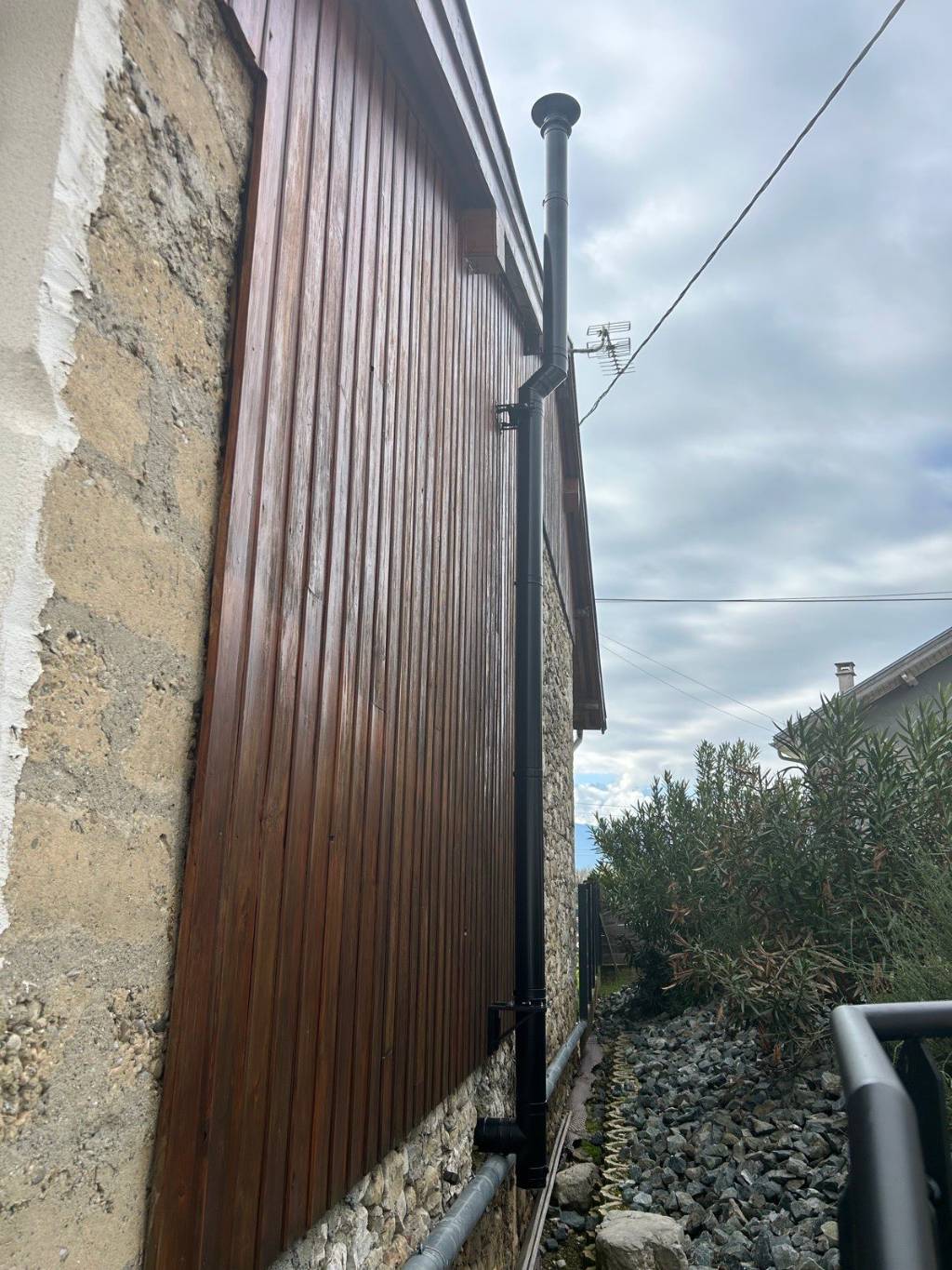 Installation d’un poêle à granulés KLOVER SUPER 7 avec conduit Poujoulat / RGE QUALIBOIS