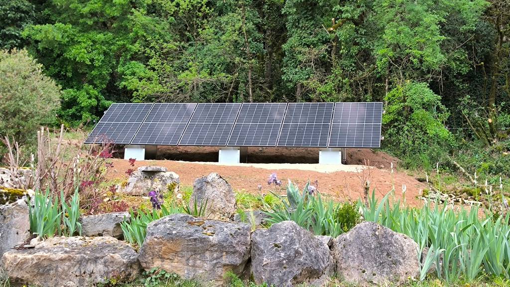 Installation de panneaux photovoltaiques au sol  en auto consommation