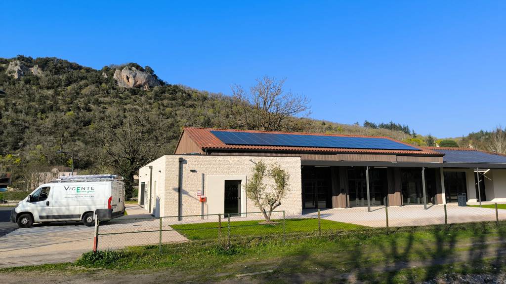 Installation de 40 panneaux photovoltaiques sur la salle des fetes de St Géry-Vers