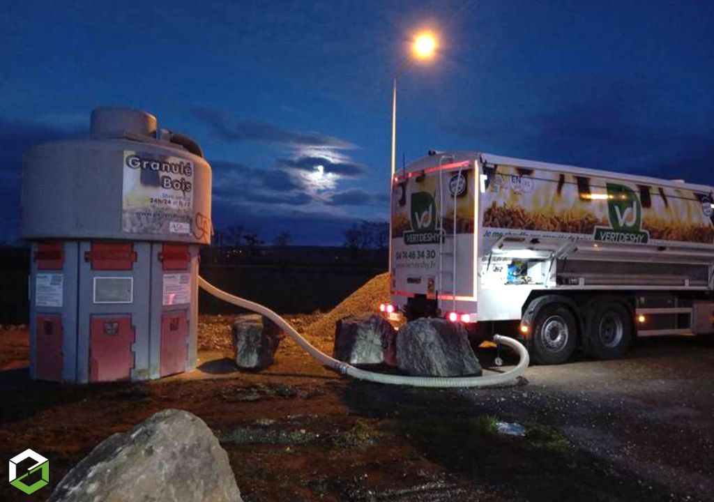 livraison de granulés de bois en vrac dans un pellets drive