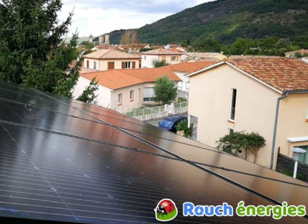 Pose de panneaux solaire photovoltaïque, avec vue sur le château
