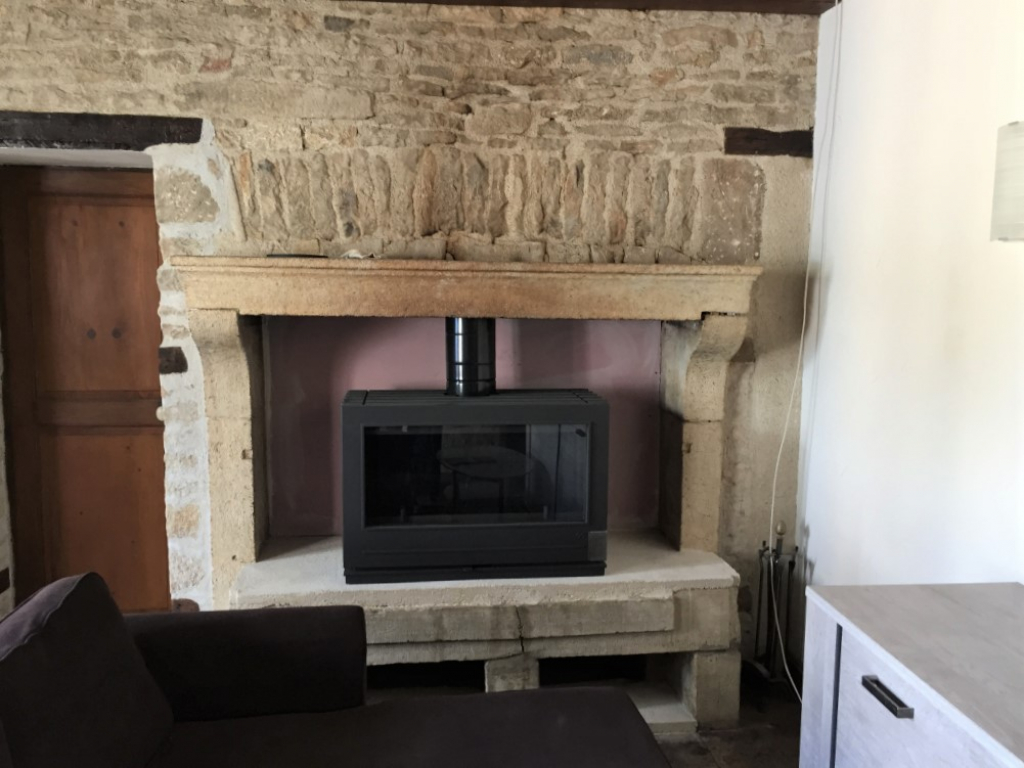 Consultez la chantier : pose poele à bois bûches invicta dans cheminée a foyer ouvert renovation