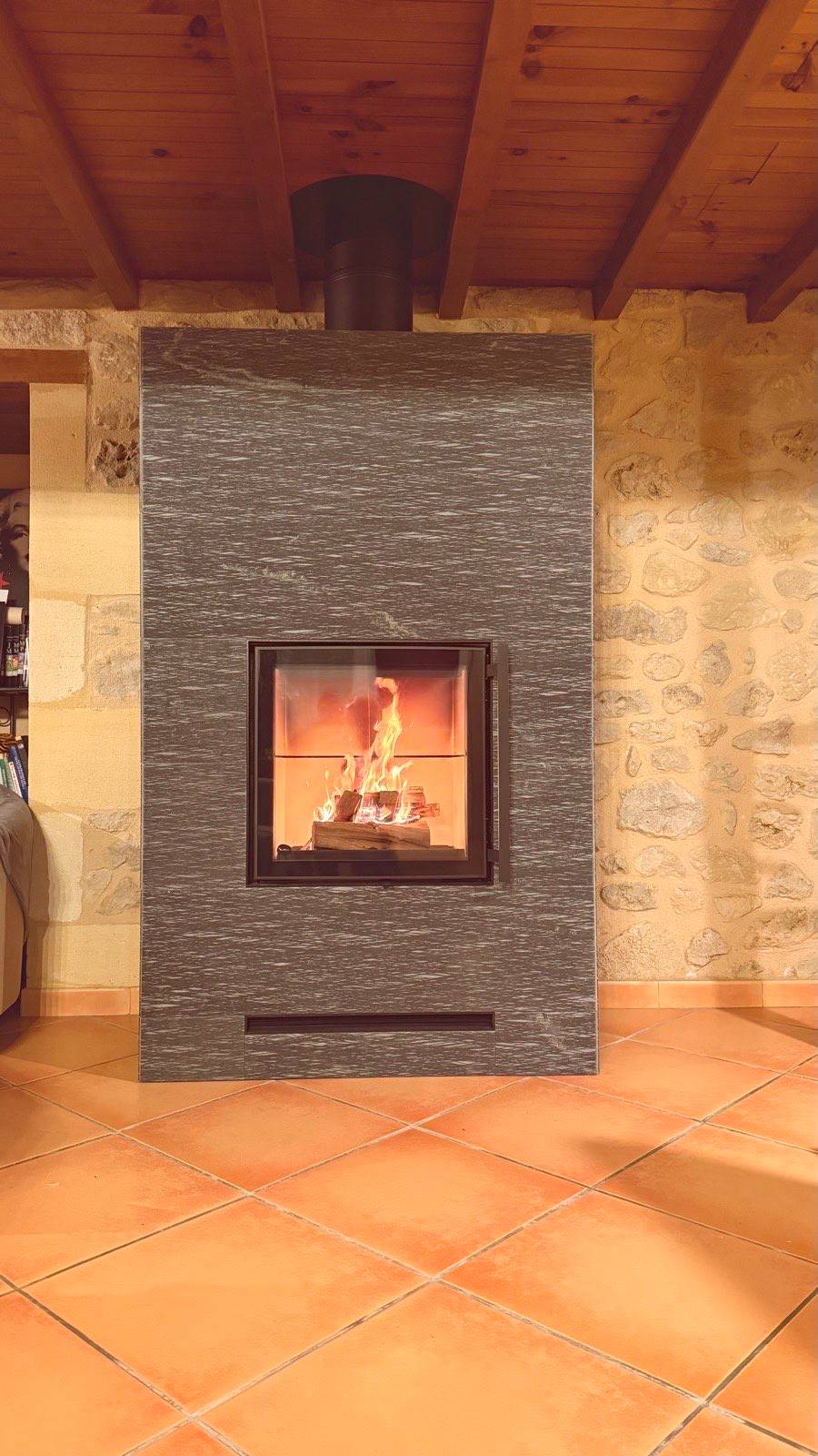 Installation d'un poêle de masse Tulikivi raita