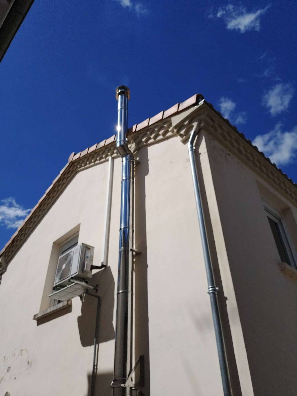 Poêle Altech Max W cubique à Marmande : installation sur socle béton cellulaire et conduit extérieur Bofill par Chaleur Nordique