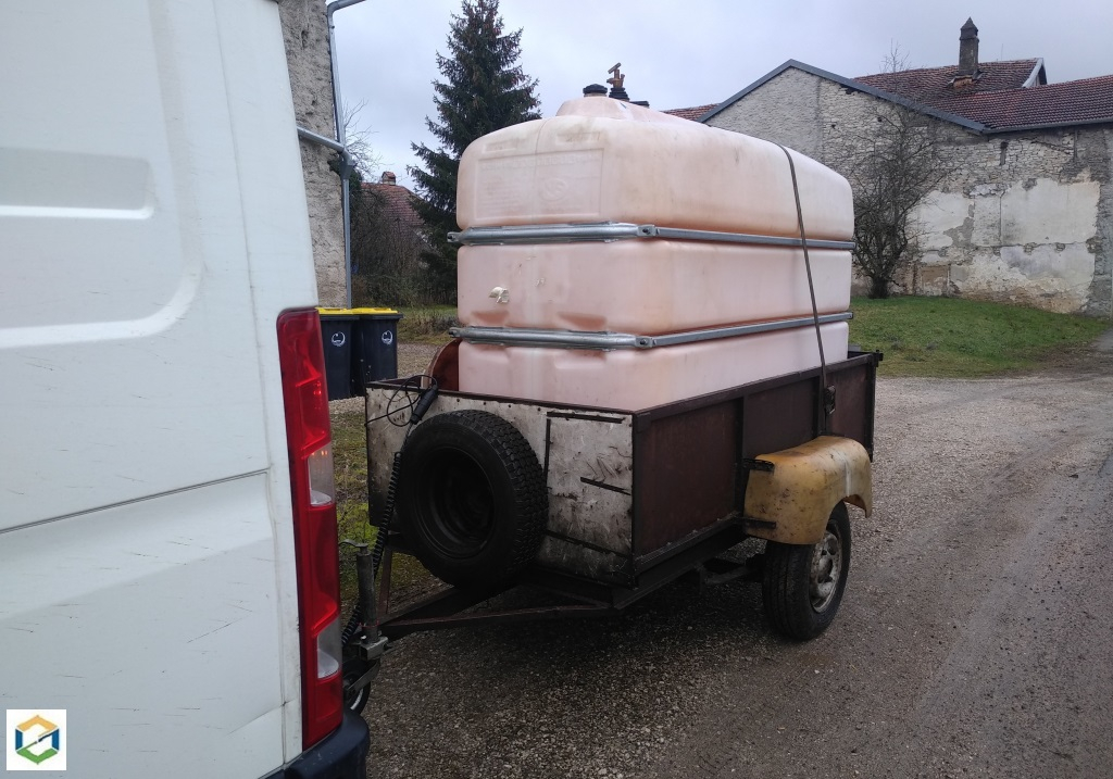 Consultez la chantier : chargement et évacuation d'une cuve fioul pvc de 2000 litres pour destruction