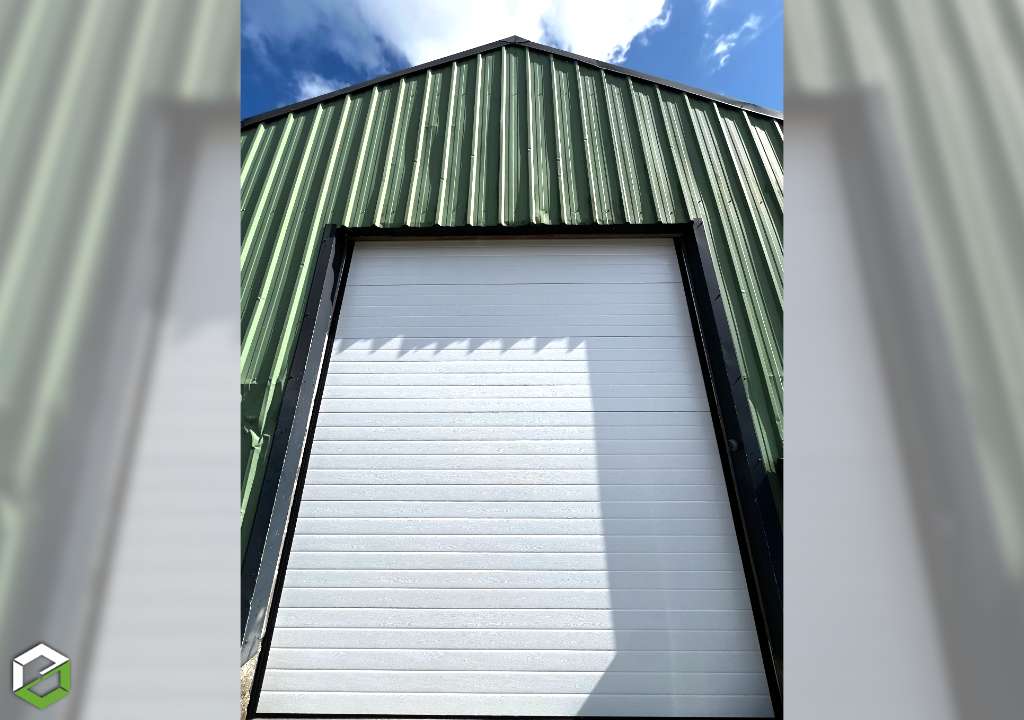 installation d'une porte de garage motorisé atlantem - entreprise rge