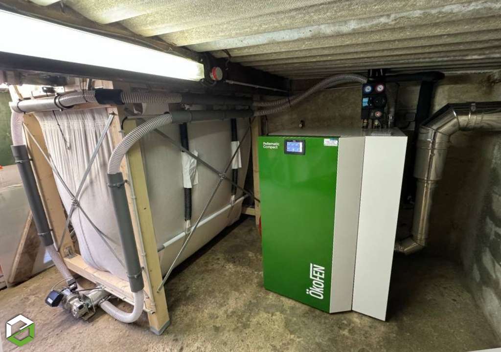 Installation d'une chaudière à granules de bois Ökofen avec création d'un réseau de chauffage radiateur - Entreprise RGE Qualibois
