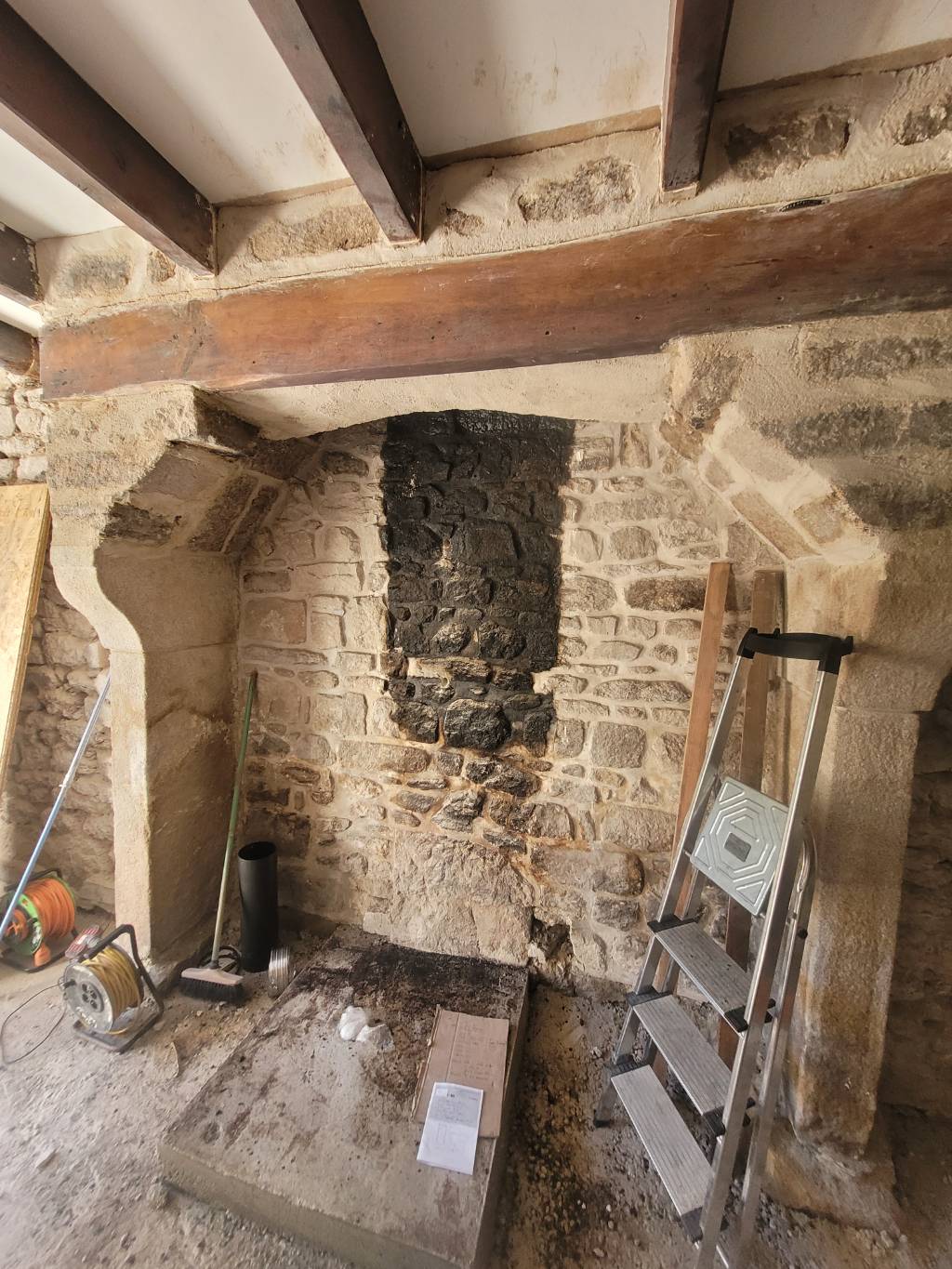 Installation d'un poêle de masse Mélèze - RGE Qualibois 