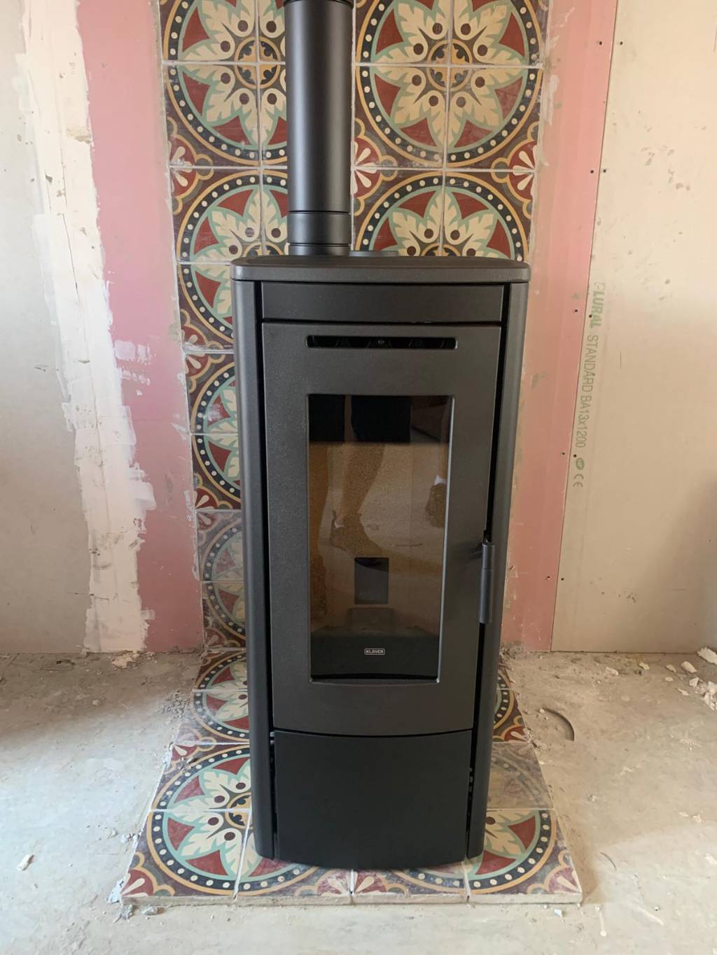 Installation d'un poêle à granulés de marque KAROO S8K - LAUDEVCO-Hérault (34)