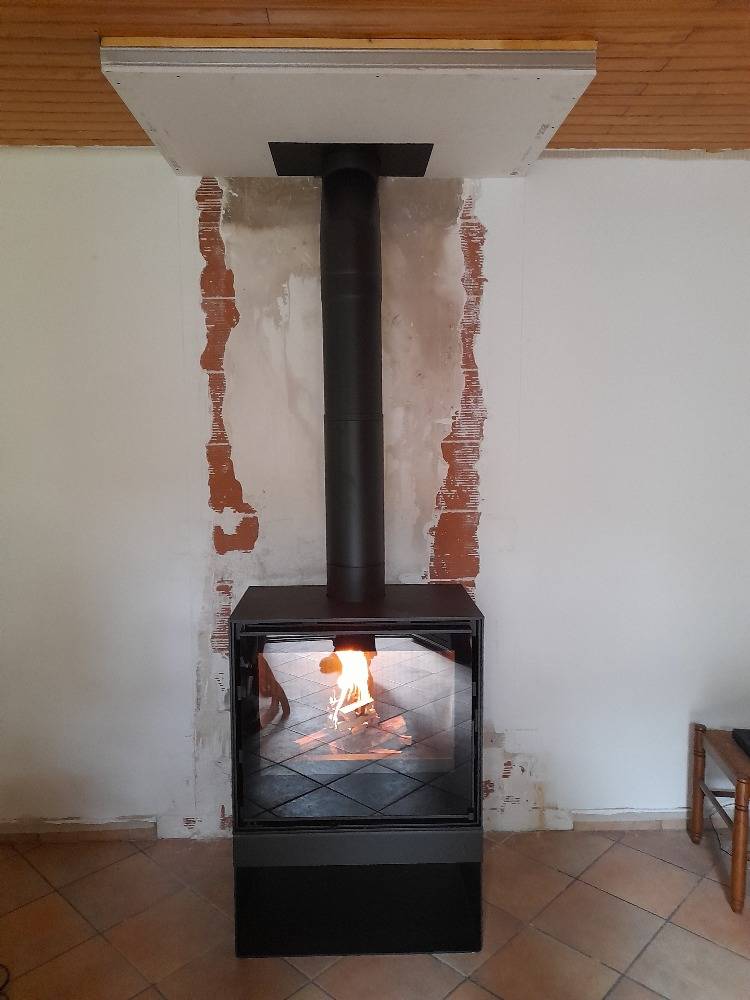 Installateur poêle à bois en remplacement de foyer ouvert . Entreprise RGE 