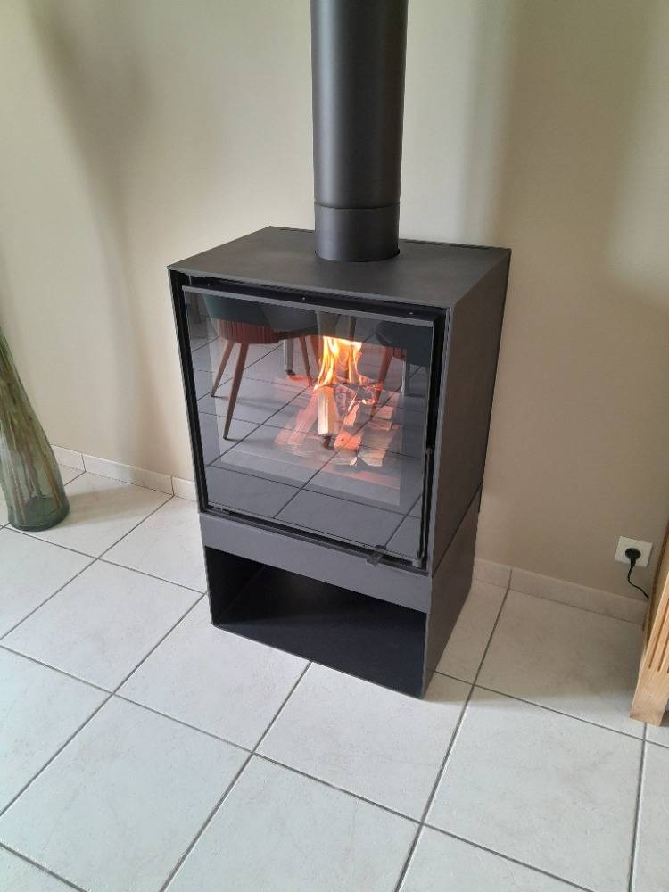 Installation poêle à bois fonte flamme verte . Entreprise RGE 
