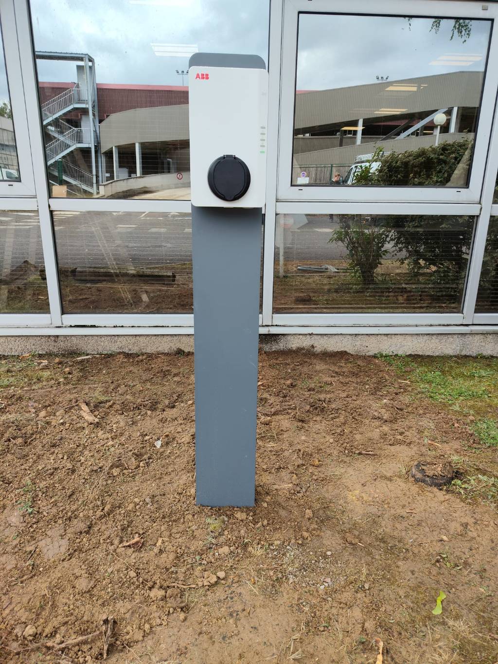 Borne de recharge abb 22 Kw  sur pied avec badge RFID 