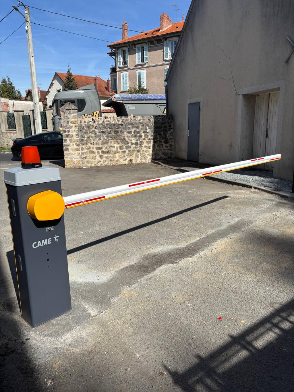 Barrière automatique lumineuse CAME pour une copropriété en Essonne 