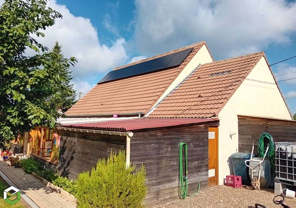 Consultez la chantier : installation de 8 panneaux photovoltaïques en surimposition sur toiture- rge qualipv 