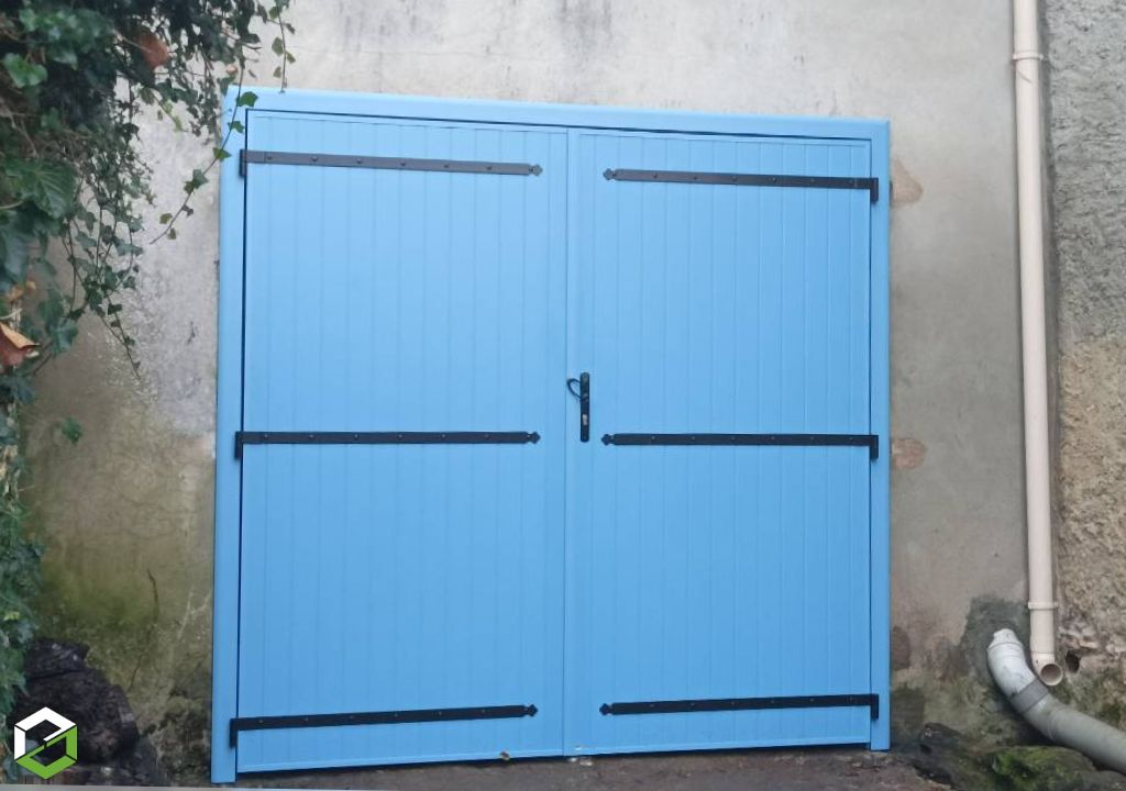 Consultez la chantier : pose d'une porte de garage en aluminium isolé battante de chez dc production