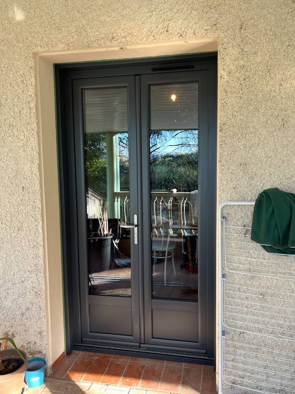 Ets Motard - Menuiserie Agenaise : Installation d’une porte-fenêtre PVC avec soubassement - Castes Industrie