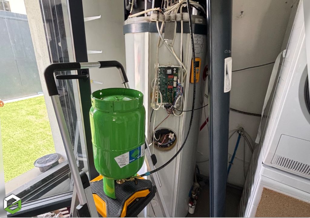 Consultez la chantier : dépannage d’un ballon thermodynamique thermor (recharge en fluide frigorigène)