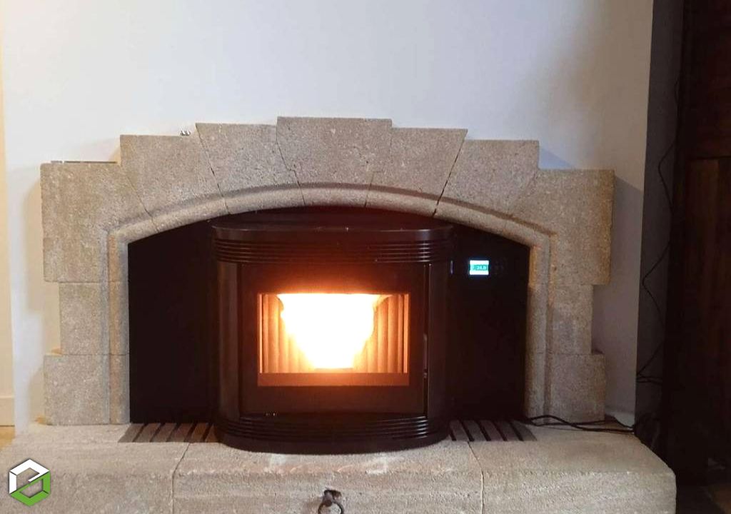 Ets Les Chauffagistes Bretons : Jolie installation d'un insert à granulés dans une cheminée par un chauffagiste certifié RGE QualiBois