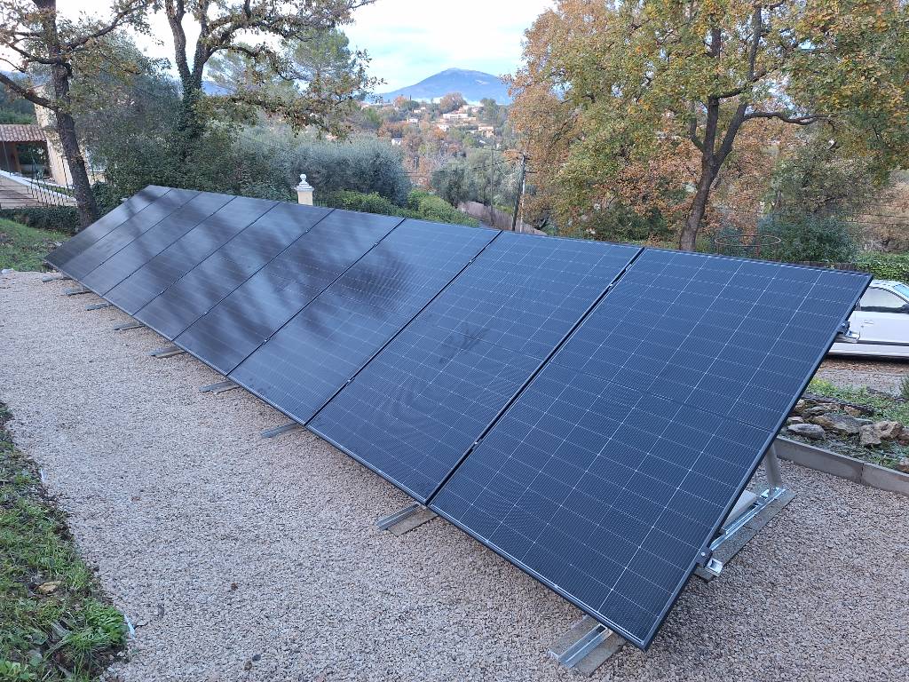Installation photovoltaïque en toiture et au sol de 10 kWc avec batterie de stockage