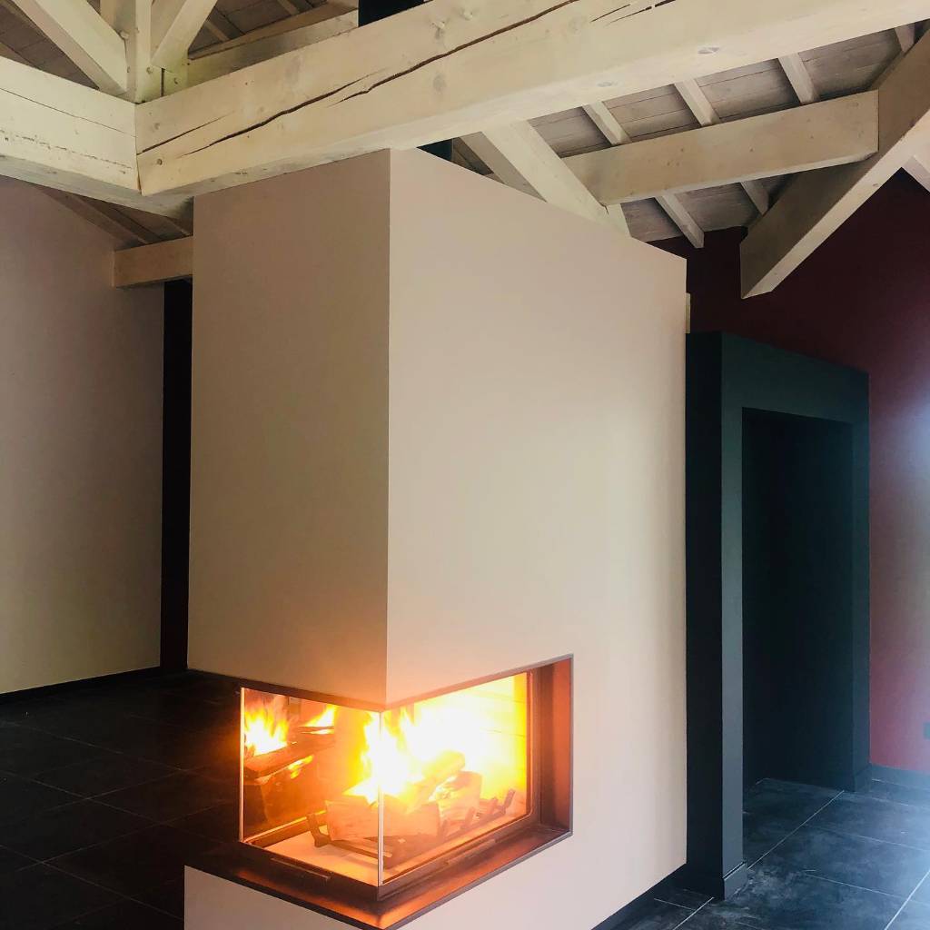 Installation millimétrique d'un foyer bois Seguin EPI 3 vitres -