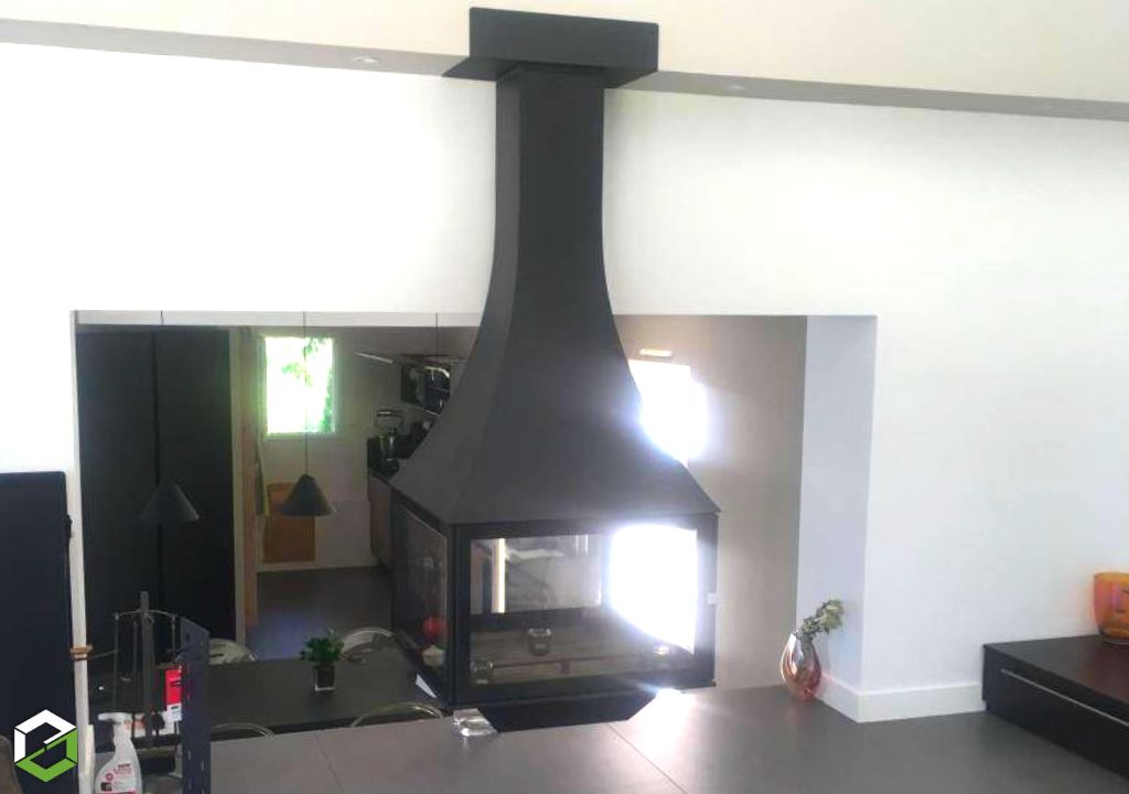 Installation cheminée métallique suspendue JULIETTA 4 vitres – Design d’exception & savoir-faire français 🇫🇷-Rhône (69)