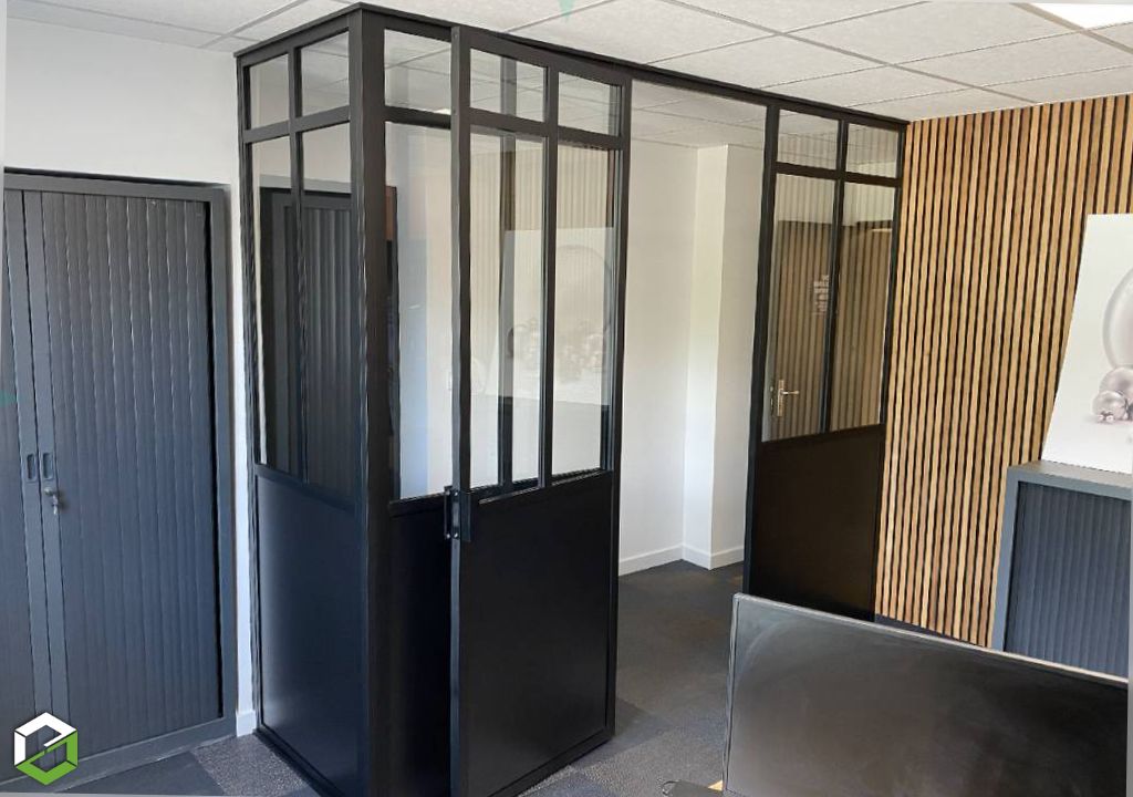 Pose de verrière atelier sur mesure dans des bureaux professionnels