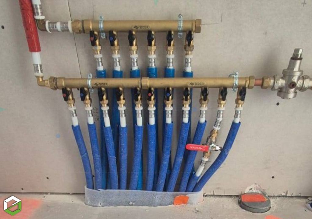 Pose d'un collecteur de distribution d’eau chaude sanitaire (ECS) et d’eau froide (EF) en multicouche de la marque RBM